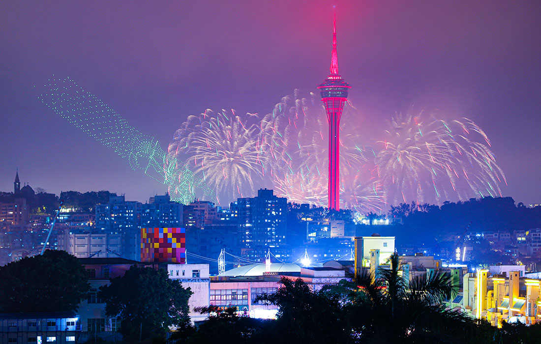 Шоу дронов и фейерверков, посвященное Китайскому новому году, в Макао