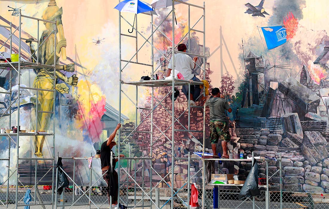 Более 70 камбоджийских художников объединись для создания масштабной фрески с целью призыва к немедленному прекращению вооруженного конфликта на границе Камбоджи и Таиланда