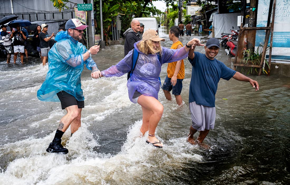 Наводнение в результате проливных дождей в Куте на острове Бали в Индонезии