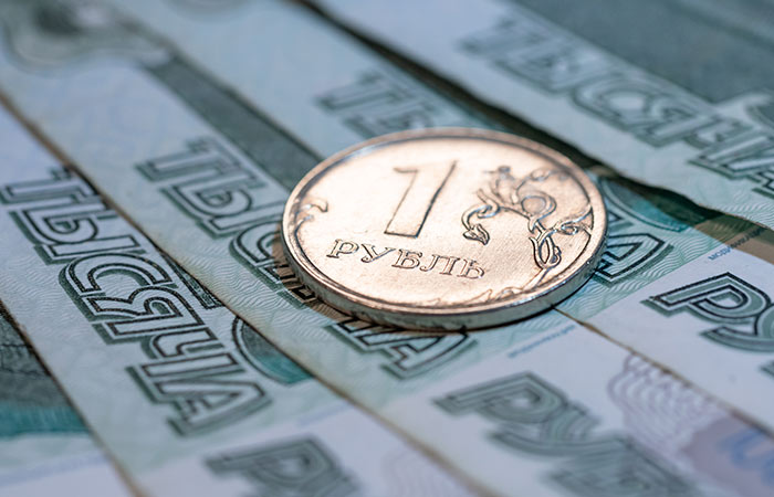 Рубль в среду упал в паре с юанем на МосБирже