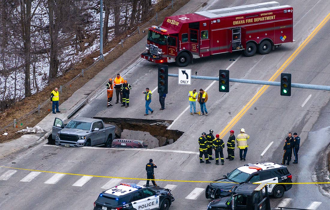 Два автомобиля провалились под землю в Омахе в американском штате Небраска
