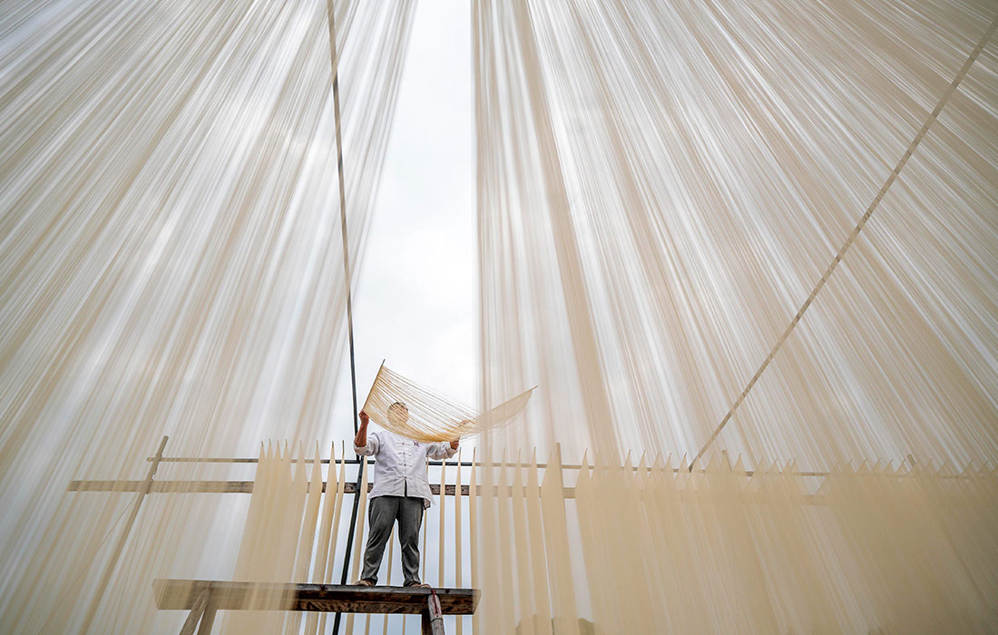 Изготовление лапши в китайской провинции Сычуань