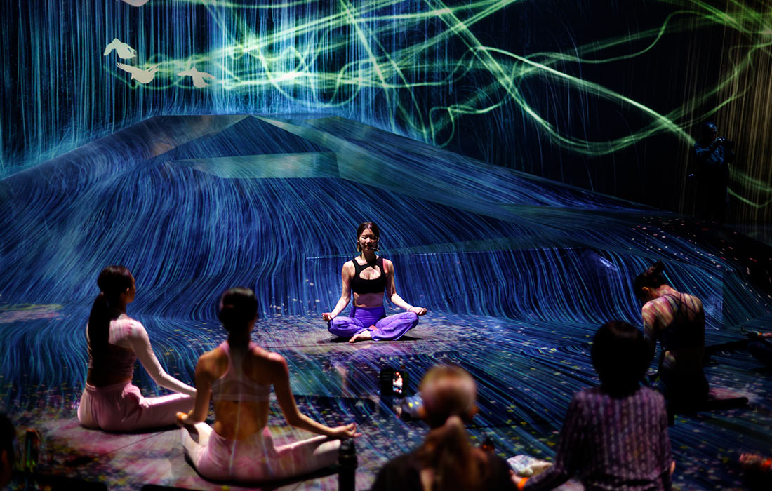 Занятие йогой в иммерсивном арт-пространстве teamLab Borderless в Токио