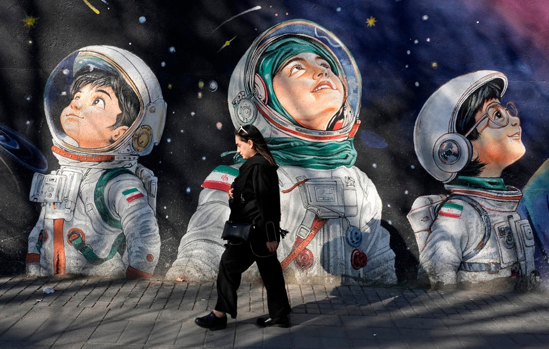 Мурал на здании школы для девочек в центре Тегерана, Иран