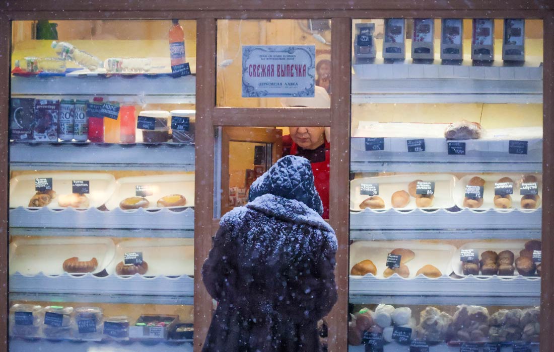 Женщина у киоска со свежей выпечкой в Москве