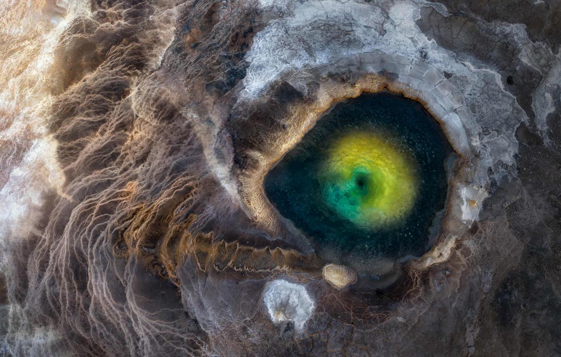 Победитель в категории "Ландшафты и окружающая среда планеты Земля".
Природный геотермальный бассейн в заповеднике Хверавеллир, Исландиия.