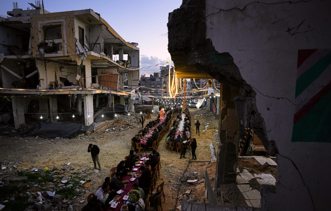 Ифтар среди разрушенных зданий в Газе