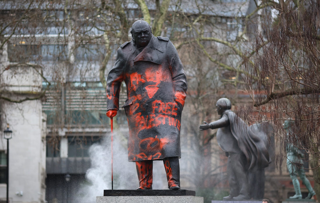 В центре Лондона пропалестинские активисты разрисовали памятник Уинстону Черчиллю