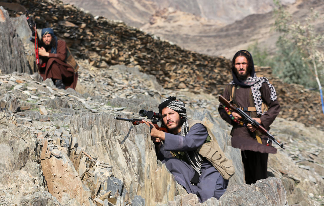 Боевики афганского движения "Талибан" на границе с Пакистаном