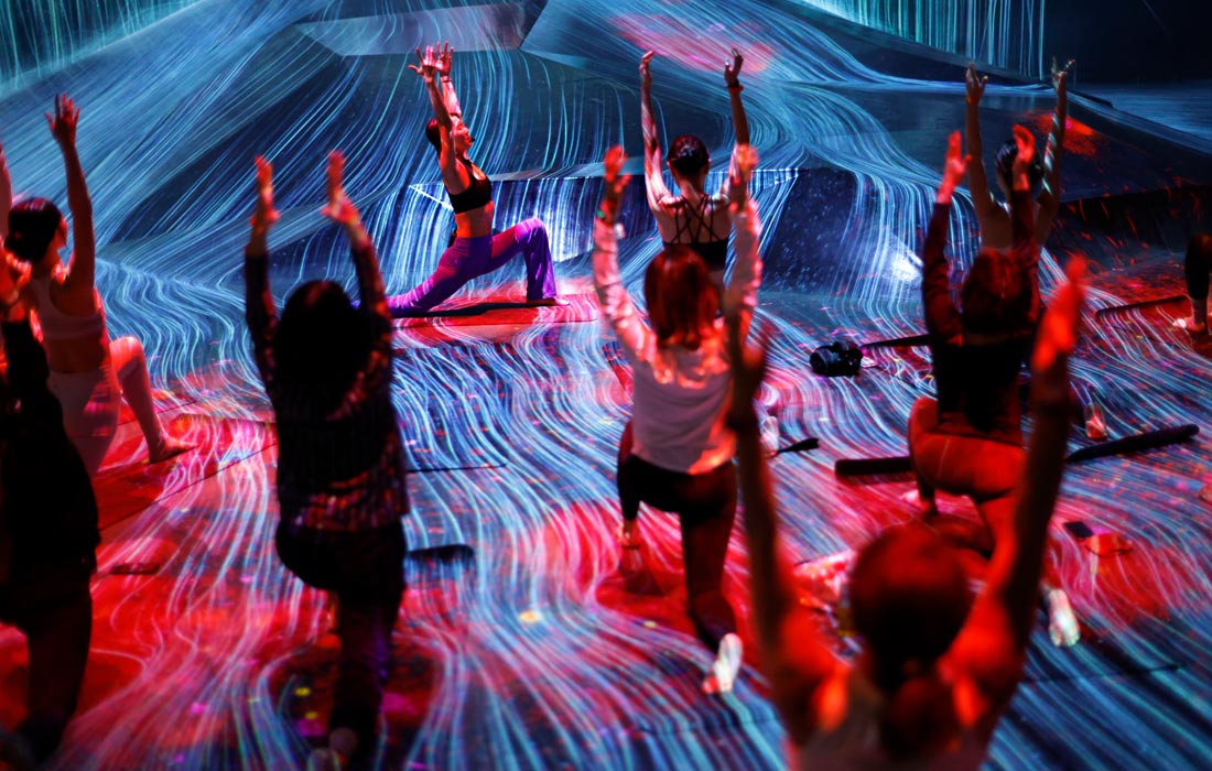 Занятие йогой в иммерсивном арт-пространстве в Токио