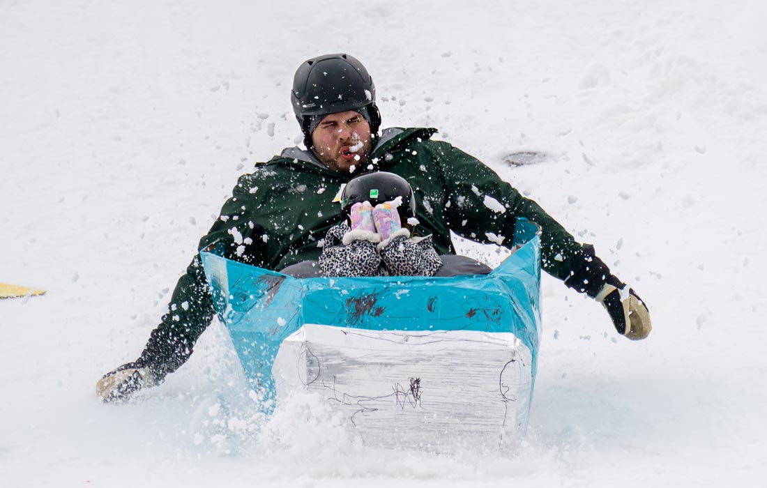 Соревнования по гонкам на санях на горнолыжном курорте в городе Скенектади, штат Нью-Йорк