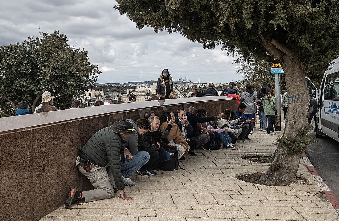 Жители Иерусалима укрываются во время ударов Ирана по Израилю.