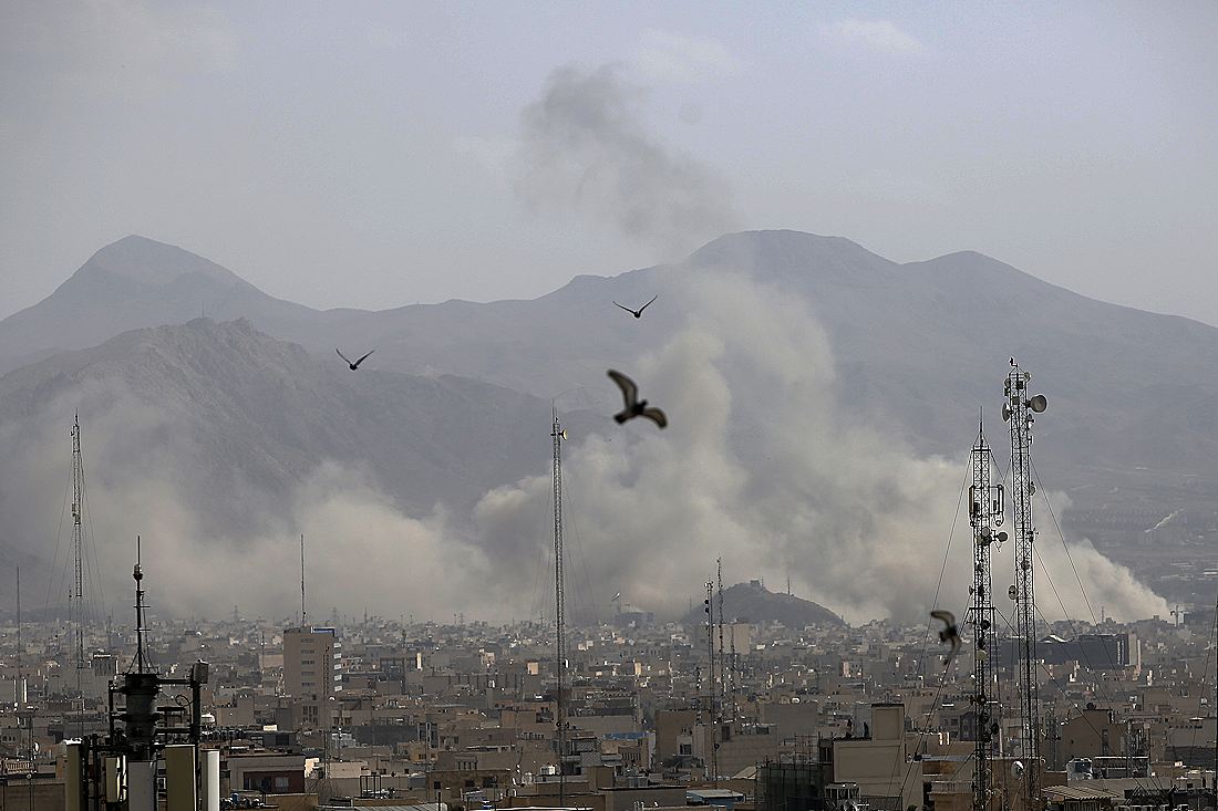 Дым над Тегераном. Израильские СМИ сообщали, что целями атак в субботу утром были верховный лидер Ирана Али Хаменеи, президент страны Масуд Пезешкиан, а также высокопоставленные госслужащие и военные.