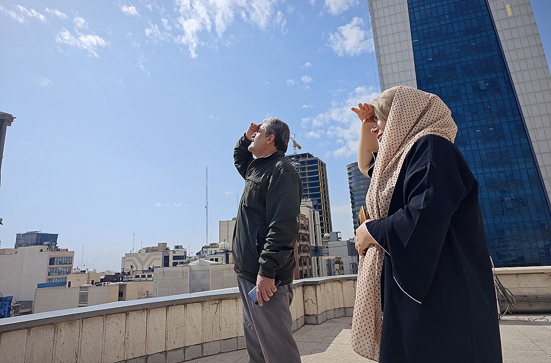 Жители Тегерана наблюдают за последствиями ударов по Ирану. США будут продолжать наносить удары по Ирану, как минимум, в течение всех выходных, сообщила ранее газета The Washington Post, ссылаясь на информированный источник.