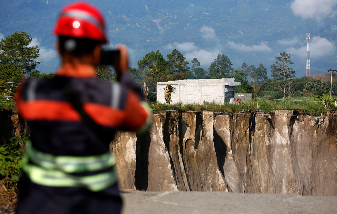 Провал грунта площадью 30 тыс. кв. м на северо-западе Индонезии