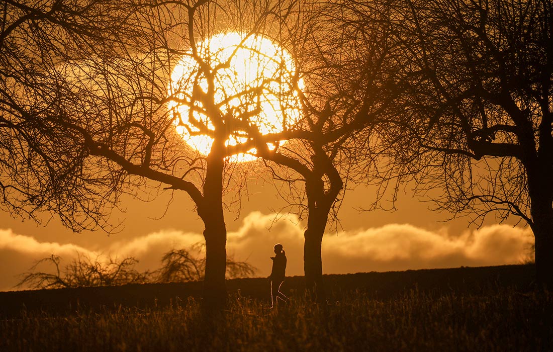 Женщина гуляет на закате в немецком Альтхайме
