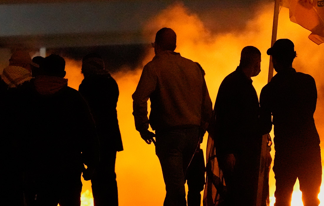 Силы безопасности применяют слезоточивый газ для разгона протеста против атак США и Израиля на Иран на мосту, ведущем к укрепленной "зеленой зоне", где расположено посольство США в Багдаде