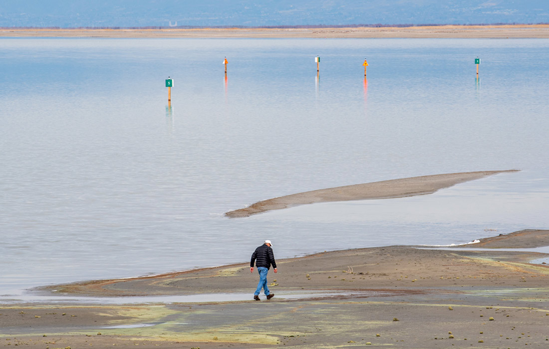 Исторически низкий уровень воды в Большом Соленом озере в штате Юта