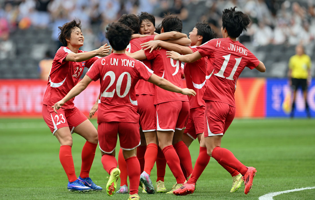 Игроки женской сборной КНДР радуются забитому голу в матче Кубка Азии по футболу среди женщин в Сиднее