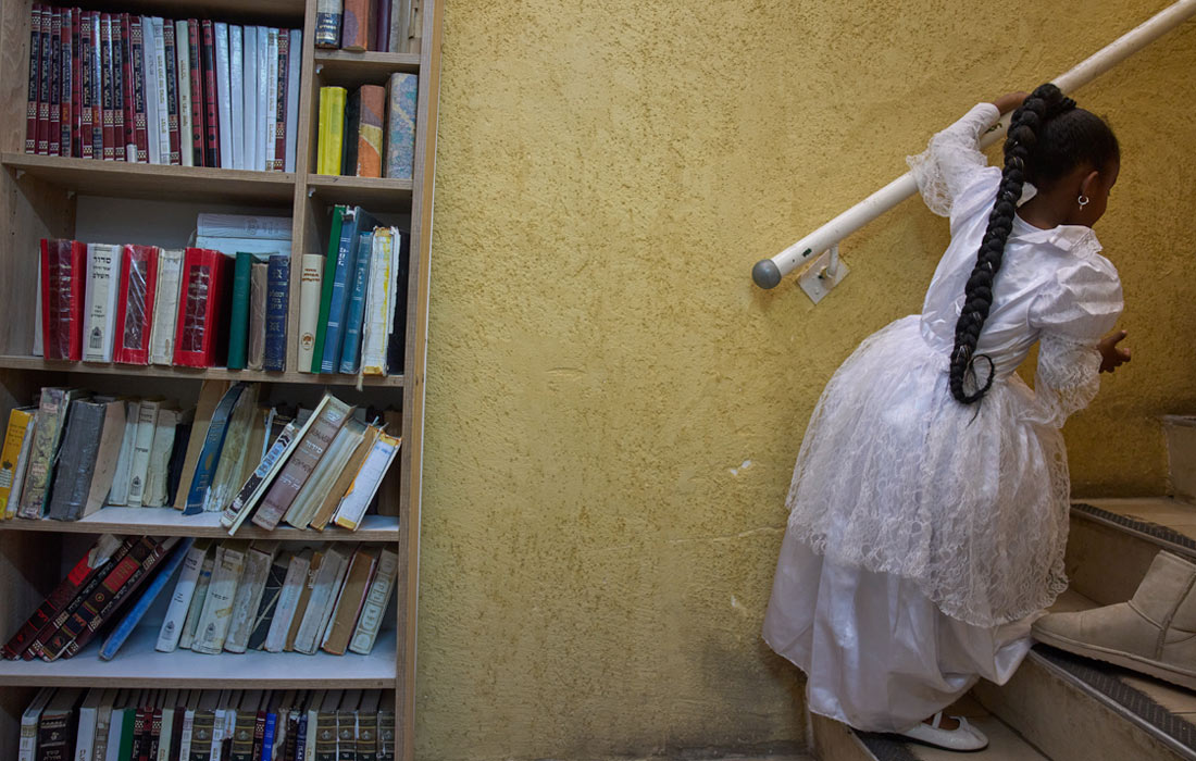 Празднование Пурима в бомбоубежище в Хадере, Израиль