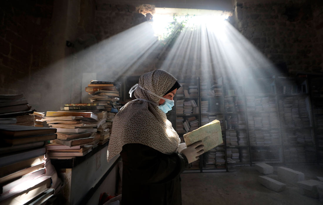 Реставрация книг в библиотеке мечети Омари в Газе
