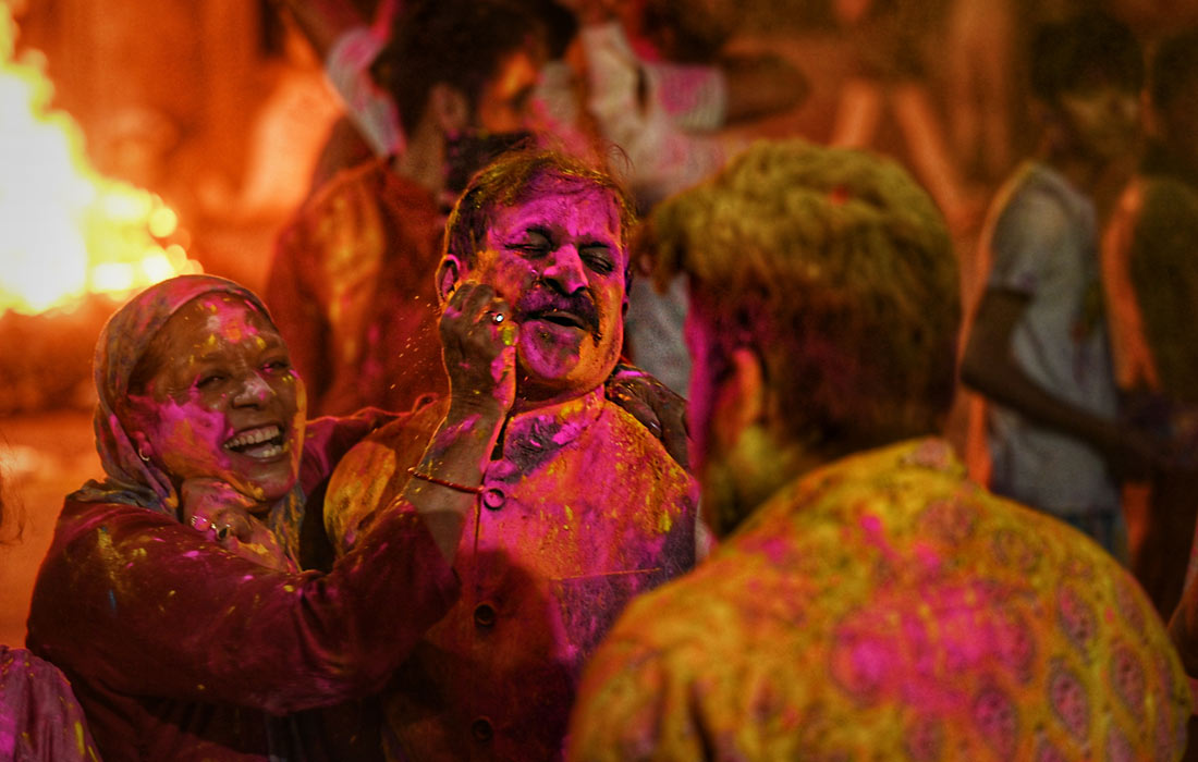 Фестиваль красок Холи в индийском городе Ноида
