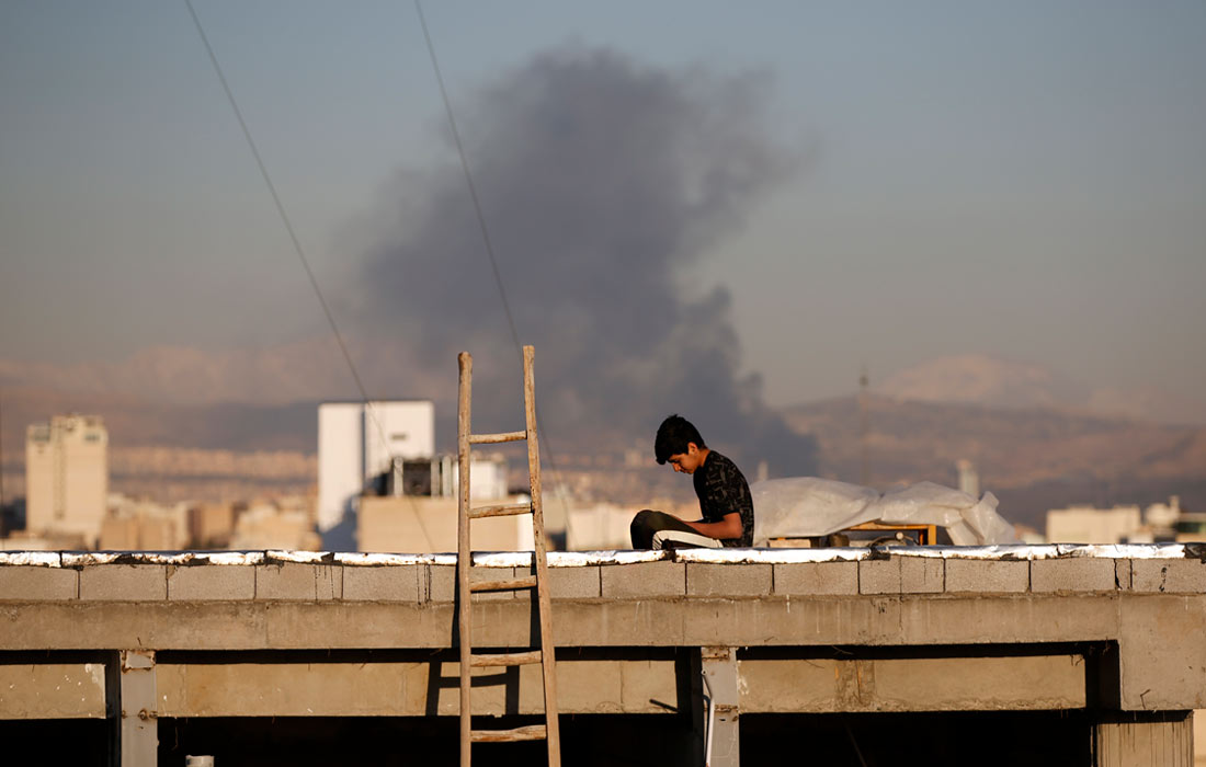 Столб дыма, поднимающийся после удара по Тегерану