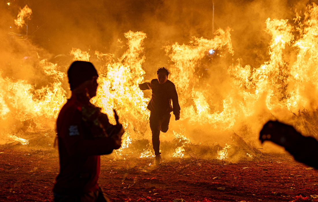 Жители китайского Хайкоу отмечают Праздник фонарей