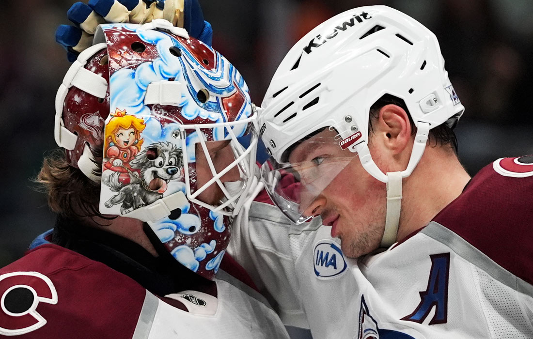 Защитник "Колорадо Эвеланш"  Кейл Макар (справа) с вратарем Скоттом Уэджвудом празднуют победу над "Анахайм Дакс"  в матче НХЛ в Калифорнии