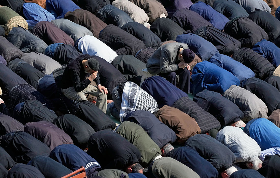 Пятничная молитва в городах мира в священный для мусульман месяц Рамадан