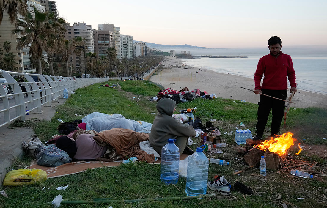 Жители Бейрута ночуют на улицах города, спасаясь от израильских авиаударов