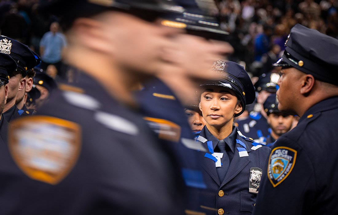 Церемония вручения дипломов в полицейской академии Нью-Йорка