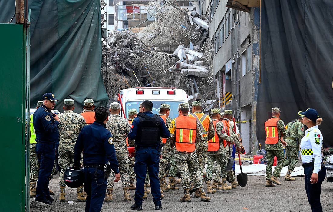В Мехико во время сноса трехэтажного здания произошло обрушение, идет спасательная операция