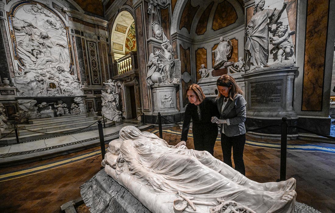 Экскурсия для слепых к статуе "Христос под плащаницей" в часовне Сансеверо в Неаполе