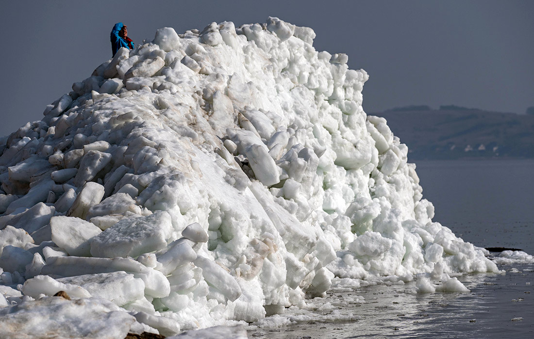 Ледяные глыбы на балтийском побережье в Германии