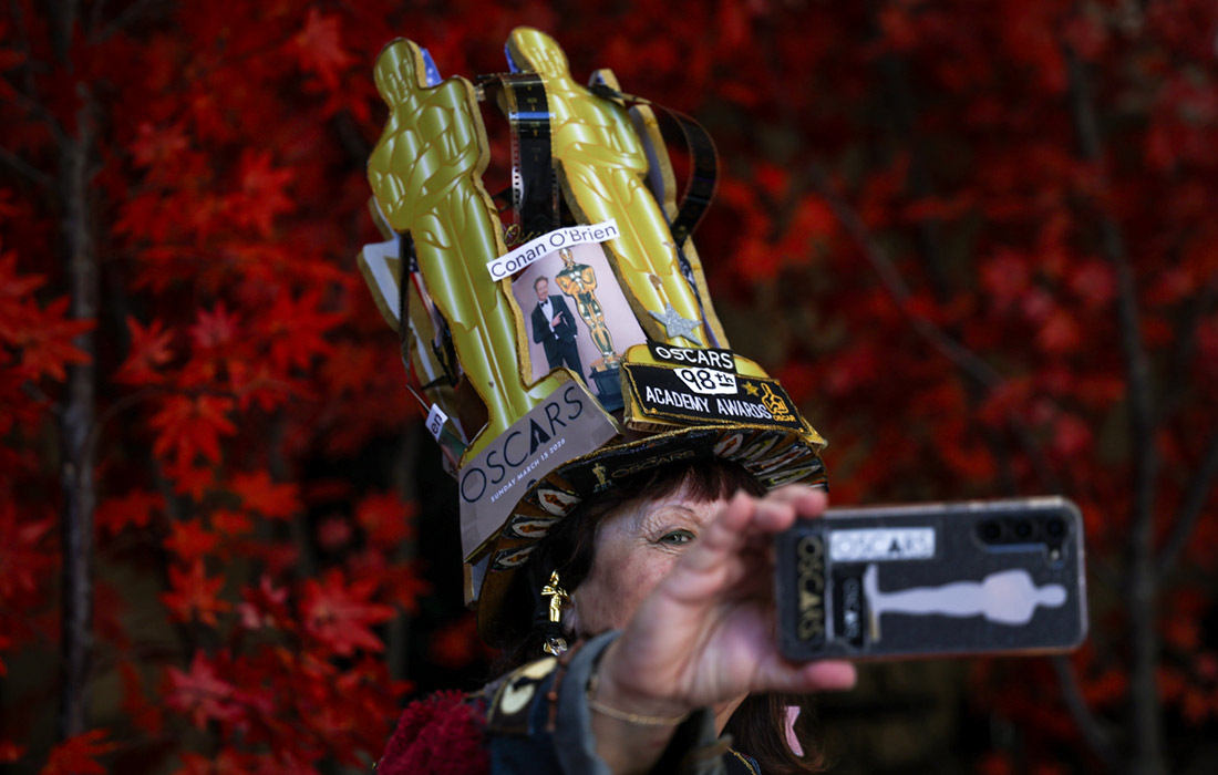 Фанатка "Оскара" Вивиан Робинсон у входа в театр Dolby, где продолжаются работы по подготовке к 98-й церемонии вручения премий Американской киноакадемии