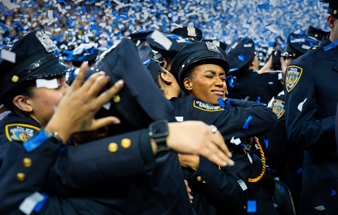 Церемония вручения дипломов в полицейской академии Нью-Йорка
