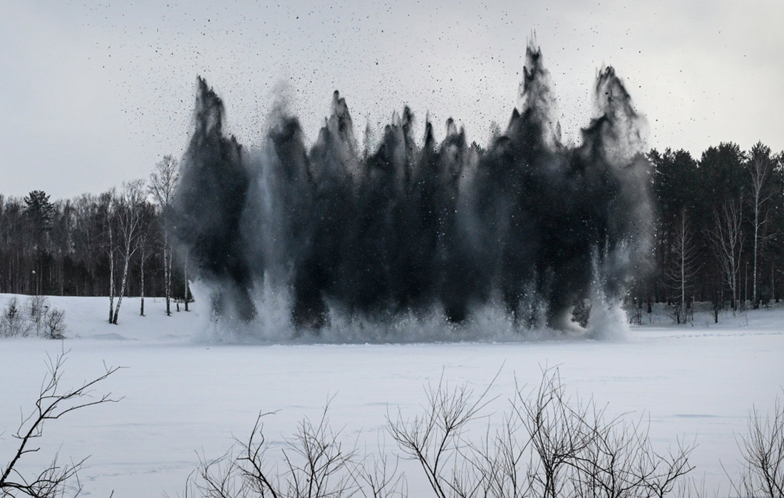 Подрыв льда на реке в Новосибирской области для предотвращения образования ледяных заторов в преддверии паводка
