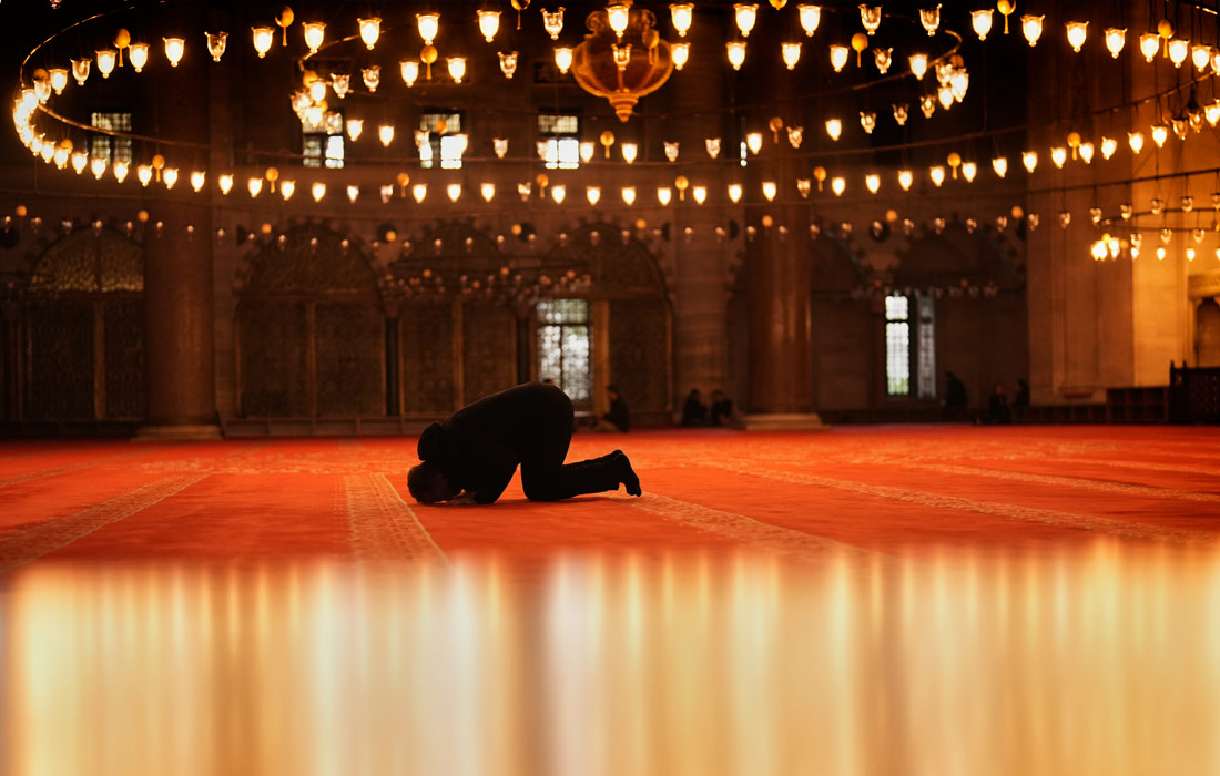 Верующий в мечети Сулеймание в Стамбуле