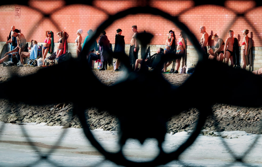 Жители Санкт-Петербурга загорают у стены Петропавловской крепости