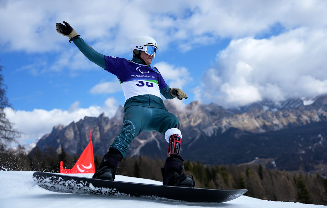 Российский сноубордист Дмитрий Фадеев в соревнованиях по банкед-слалому на Паралимпиаде-2026