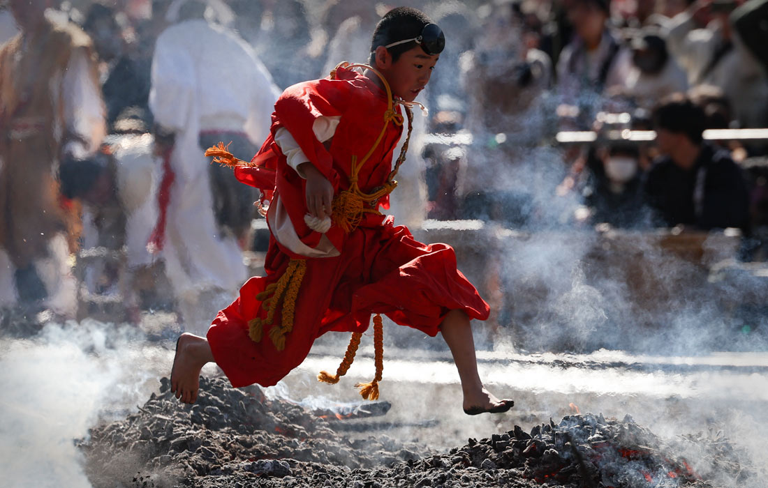 Фестиваль хождения по огню в храме Такао-сан-Якуо-ин в окрестностях Токио