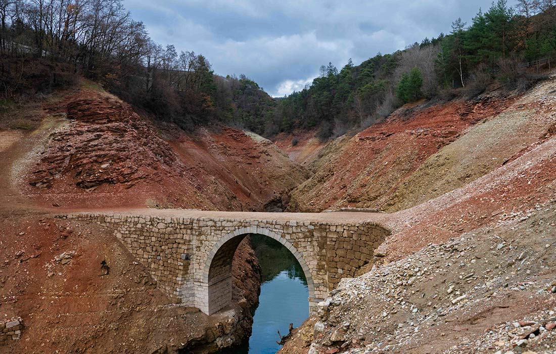 Руины затопленных поселений вышли на поверхность из-за низкого уровня воды в озере Санта-Джустина на севере Италии