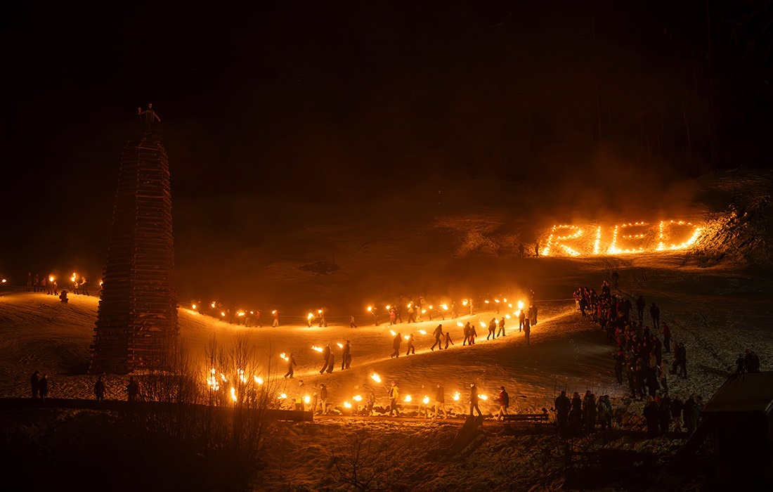 Праздник встречи весны Funkensonntag в Альпах на северо-востоке Швейцарии