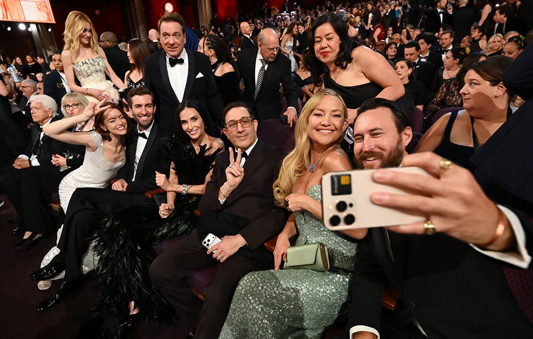 Гости позируют для селфи во время 98-й церемонии вручения премии "Оскар"
