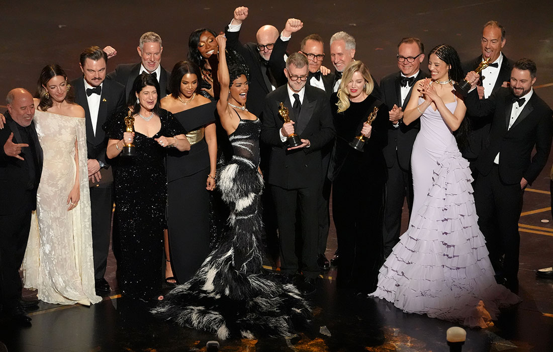 Режиссер Пол Томас Андерсон и продюсер Сара Мерфи, получившие награду в номинации "Лучший фильм" за кинокартину "Битва за битвой"