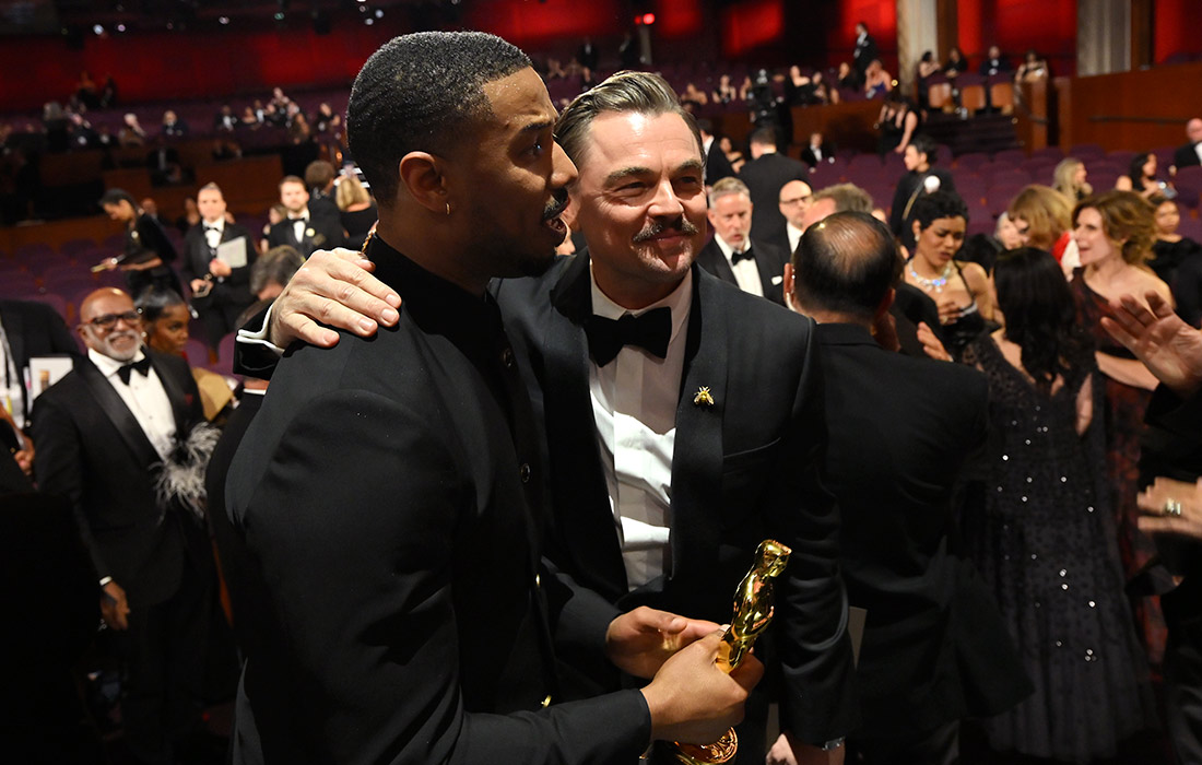 Леонардо Ди Каприо с Майклом Б. Джорданом, получившим награду за лучшую мужскую роль в фильме "Грешники"