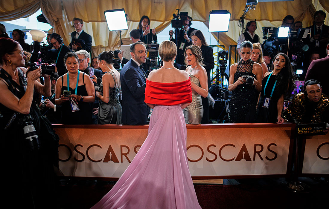 Актриса Джесси Бакли, получившая награду в номинации "Лучшая женская роль" за работу в фильме Хлои Чжао "Хамнет"