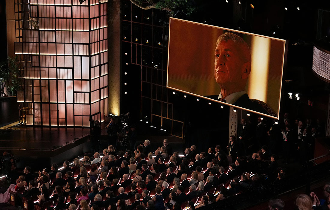 Актер Шон Пенн (на экране), получивший награду в номинации "Лучшая мужская роль второго плана" за роль в фильме "Битва за битвой",