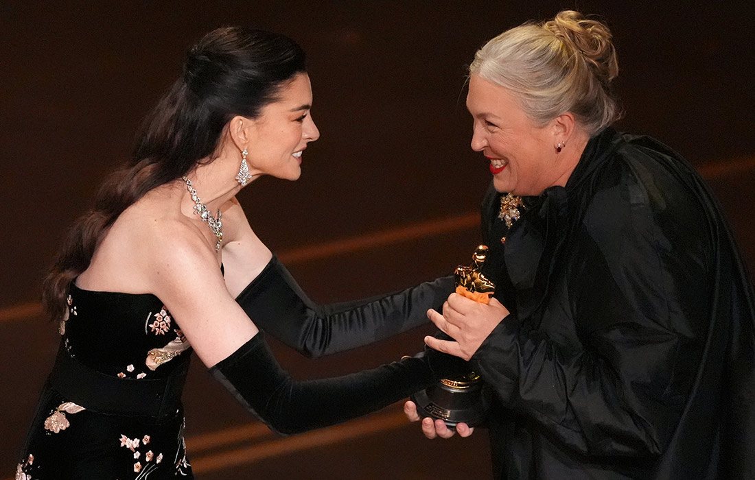 Энн Хэтэуэй вручает награду Кейт Хоули за лучший дизайн костюмов к фильму "Франкенштейн"